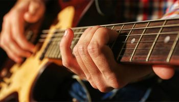 آموزش گیتار: راهنمای جامع برای مبتدیان تا پیشرفته