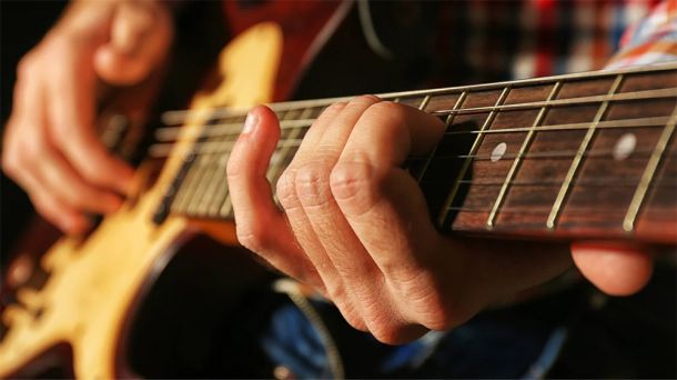 آموزش گیتار: راهنمای جامع برای مبتدیان تا پیشرفته