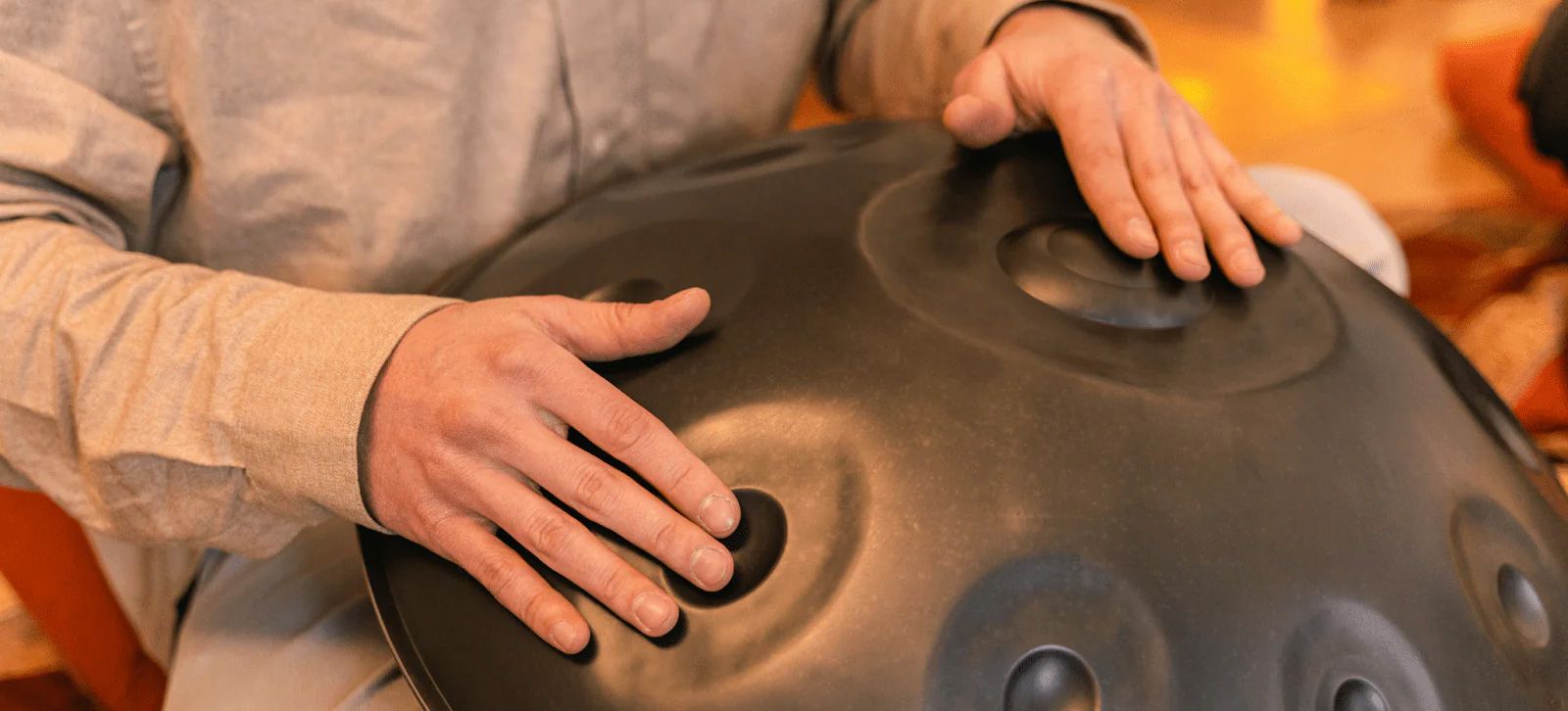 یادگیری ساز هنگ درام: سفری به دنیای موسیقی و آرامش