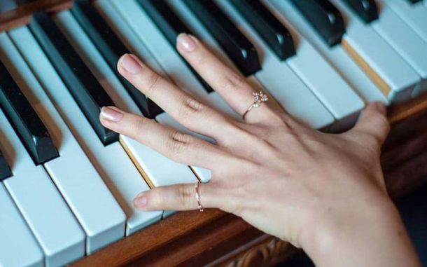 انگشت‌گذاری در پیانو؛ از اصول پایه تا نکات حرفه‌ای