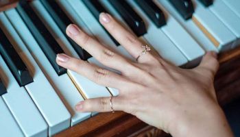 انگشت‌گذاری در پیانو؛ از اصول پایه تا نکات حرفه‌ای