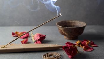 فواید عود و کاربرد آن در مدیتیشن و موسیقی