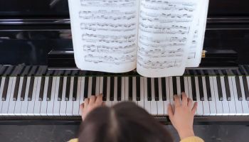 تمرین مؤثر پیانو در منزل؛ چطور مثل یک حرفه‌ای تمرین کنیم؟