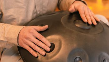 یادگیری ساز هنگ درام: سفری به دنیای موسیقی و آرامش